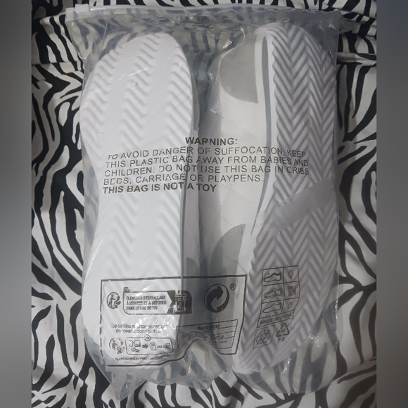 NEW Women Gray & white comfort sport style sneakers - Picture 4 of 8